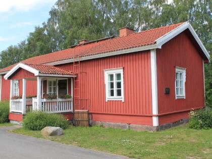 Hauhon Punainen tupa kesällä.