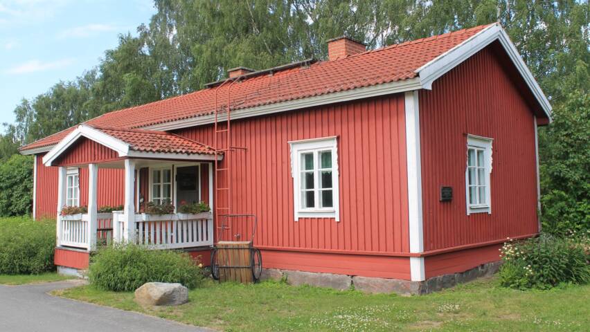 Hauhon Punainen tupa kesällä.