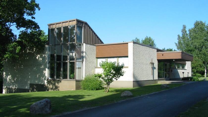 Hauhon seurakuntatalo kesällä.