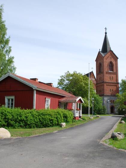 Hauhon Punainen tupa ja kirkko kesällä.